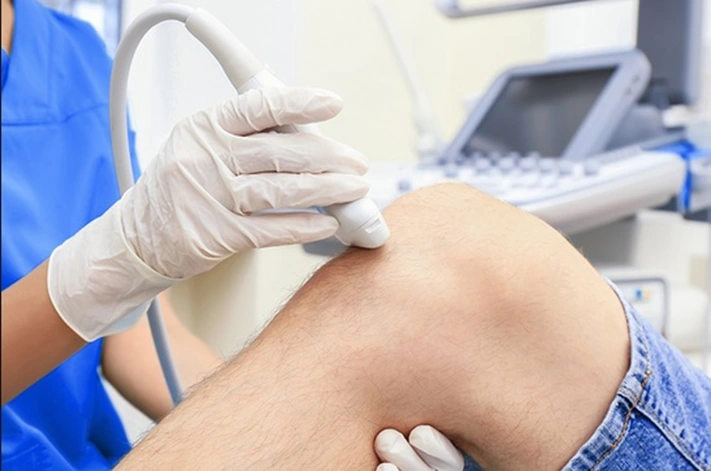 Ecografia muscolare alla spalla di un paziente